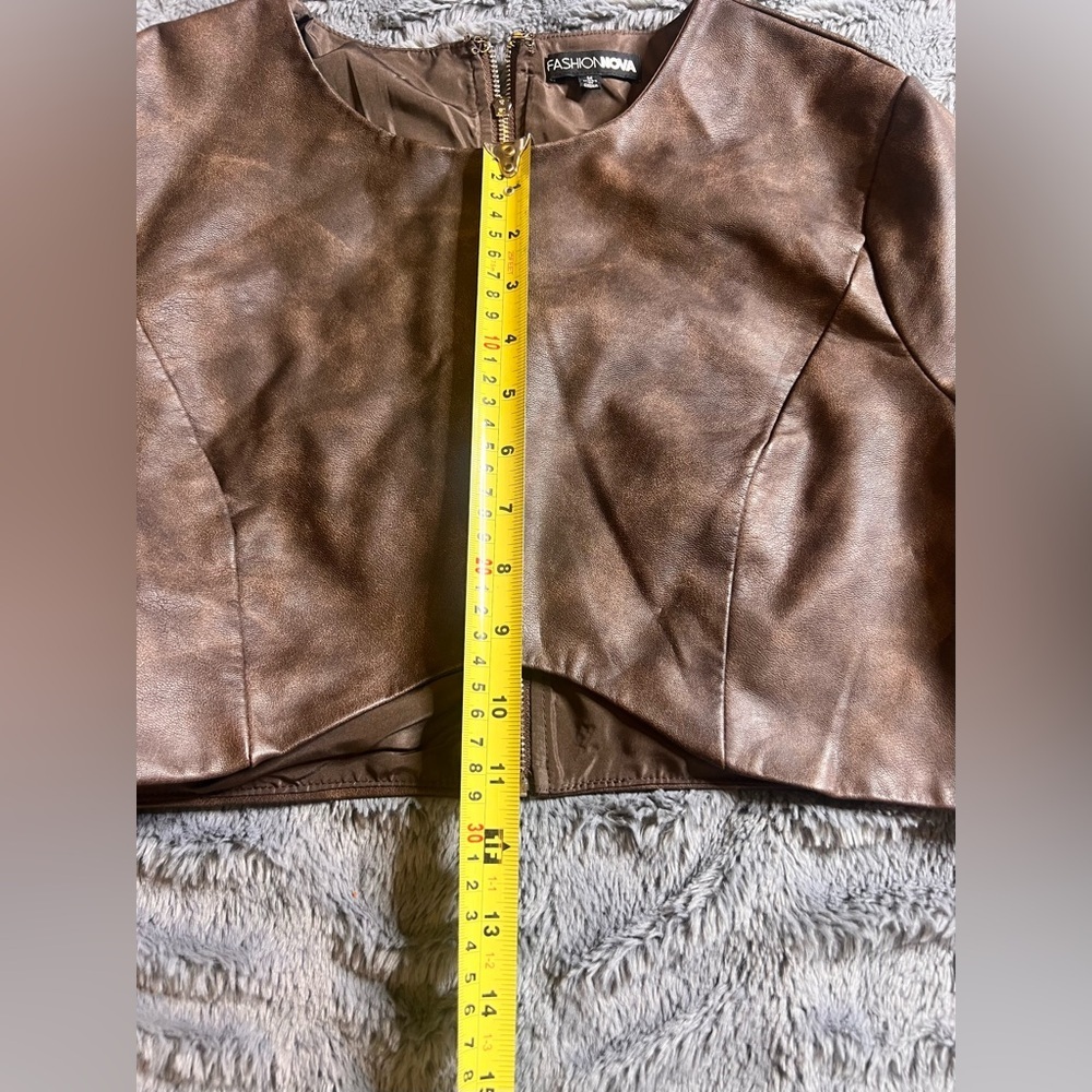 Like new fashion nova back zip faux leather crop top - Picture 5 of 6